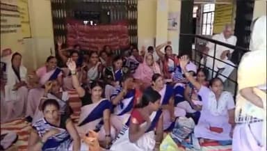 करपी: सामुदायिक स्वास्थ्य केंद्र करपी के समक्ष आशा कार्यकर्ताओं ने किया प्रदर्शन