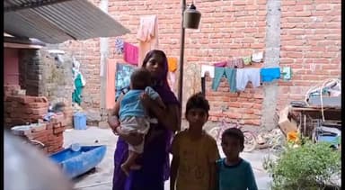 मऊरानीपुर: शिवगंज में गरीबी के कारण बच्ची का इलाज कराने के लिए मोहताज है पिता, शासन प्रशासन से लगाई मदद की गुहार