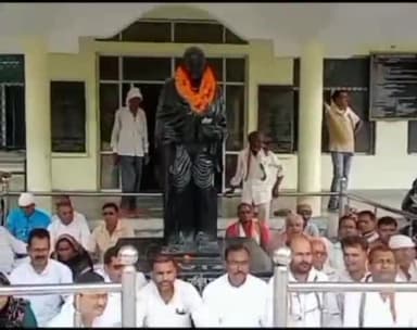 देेेवरिया: मणिपुर की घटना के विरोध में कांग्रेस कार्यकर्ता नगर पालिका परिषद के परिसर में गांधी प्रतिमा के नीचे उपवास पर बैठे