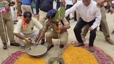 गाज़ीपुर: वृहद वृक्षारोपण के तहत एसपी ओमवीर सिंह ने अपने आवास पर किया पौधारोपण, पुलिसकर्मियों व अन्य लोगों से की पौध लगाने की अपील