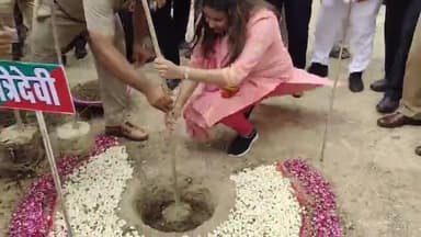 गाज़ीपुर: आंकुशपुर में आयोजित वृहद वृक्षारोपण के दौरान DM ने कहा- जिले को 40 लाख पौधे लगाने का मिला लक्ष्य, आज लगेंगे 22 लाख पौधे