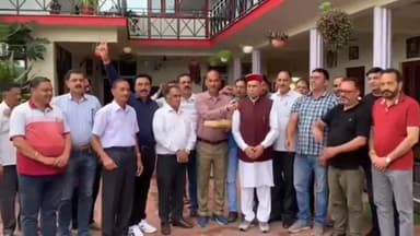 बमसन: हिमफैड के नव निर्वाचित निदेशक राकेश ठाकुर ने समीरपुर में पूर्व मुख्यमंत्री प्रेम कुमार धूमल से लिया आशीर्वाद