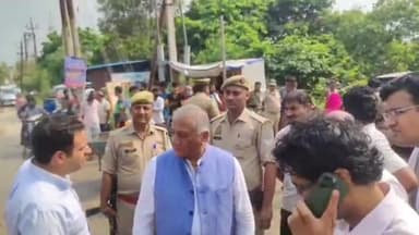 गाज़ियाबाद: बाढ़ग्रस्त करहेड़ा गांव में लोगों से मिलने पहुंचे केंद्रीय राज्य मंत्री जनरल वीके सिंह,