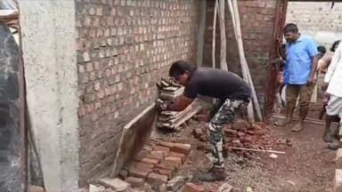 सिरोंज: ग्राम पंचायत कर्राखेड़ी स्थित निर्माणाधीन मकान से स्नेक सेवर ने जहरीले कोबरा सांप का किया रेस्क्यू