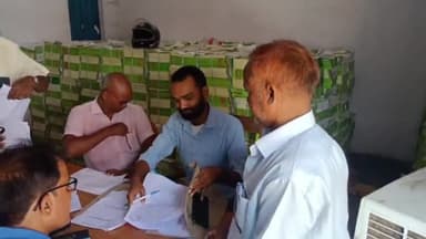 करपी: बीआरसी करपी में प्रखंड क्षेत्र के सभी  प प्रधानाध्यापकों के बीच वितरण की गई शार्क गतिविधियां की पुस्तकें