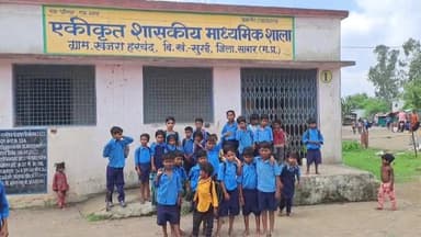 खुरई: खजरा हरचंद गांव के एकीकृत शासकीय माध्यमिक शाला में समय पर नहीं पहुंचते शिक्षक, स्कूल का लगा रहता है ताला