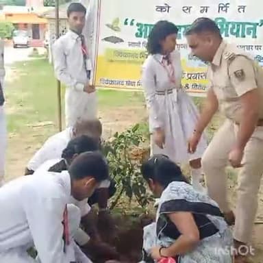 कलेर: स्वामी विवेकानंद के पुण्यतिथि पर मेहंदिया थाना परिसर में थाना अध्यक्ष ने किया वृक्षारोपण