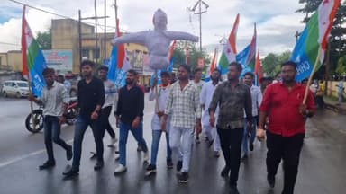 सूरजपुर: थाना चौक पर एनएसयूआई के कार्यकर्ताओं ने मणिपुर हिंसा के विरोध में फूंका प्रधानमंत्री का पुतला