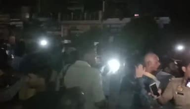 बहराइच: अकबरपुरा नई बस्ती इलाके में ध्वस्त बिजली व्यवस्था के विरोध में लोगों ने रोड जाम कर किया प्रदर्शन