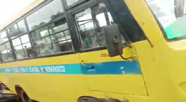 शिवपुरी नगर: ग्वालियर बाईपास पर एक तेज रफ्तार एंबुलेंस ने पंचर सही करा रही स्कूल बस में मारी टक्कर, लोडिंग ऑटो पर चढ़ी स्कूल बस