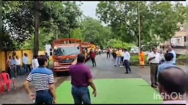 बैतूल नगर: मुख्यमंत्री युवा अन्नदूत योजना के वाहनों की चाबी बैतूल मुख्यालय पर सांसद व कलेक्टर ने युवाओं को देकर किया शुभारंभ