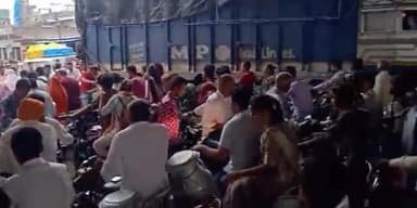 पचोर: पचोर में एनएच 52 स्थित अंडर ब्रिज की सेफ्टीवाल तोड़कर ट्रक फंसा, जाम लगने से लोग हुए परेशान