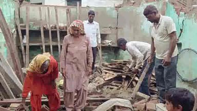 असंध: गांव राहड़ा में तेज बरसात में गिरी मकान की छत, बाल-बाल बचा परिवार