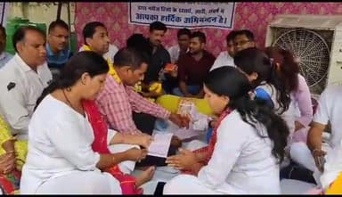 अलवर: नर्सिंग कर्मियों का धरना जिला अस्पताल के गेट पर 5वें दिन भी रहा जारी, सरकार की सदबुद्धि के लिए किया हनुमान चालीसा का पाठ