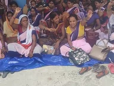 मुरलीगंज: आशा कार्यकर्ता - आशा फेसिलेटर की लगातार 11 दिनों से अनिश्चितकालीन हड़ताल हुई सरकार को लेकर जमकर नारेबाजी#news18 #aajta