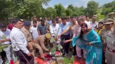 फिरोज़ाबाद: वृक्षारोपण जन अदोलन के तहत फ़िरोज़ाबाद के जिला मुख्यालय डबरई पर पर्यटन मंत्री जयवीर सिंह द्वारा किया गया वृक्षारोपण