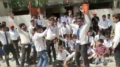 फिरोज़ाबाद: आर्यनगर स्थित गोशाला के पास पड़ी गंदगी से नाराज तिलक इंटर कॉलेज के छात्रों ने किया प्रदर्शन