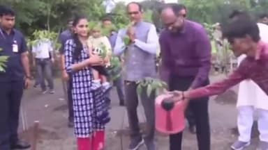 हुज़ूर: स्मार्ट सिटी पार्क में मुख्यमंत्री शिवराज सिंह चौहान ने लाडली बहना योजना के हितग्राहियों के साथ किया पौधारोपण