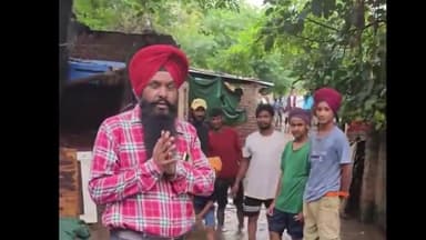 ਐਸਏਐਸ ਨਗਰ ਮੁਹਾਲੀ: ਜੁਝਾਰ ਨਗਰ ਚ  ਹੋ ਰਹੀ ਬਾਰਿਸ਼ ਕਰਕੇ ਕਲੋਨੀ ਚ ਭਰਿਆ ਪਾਣੀ, ਸਾਬਕਾ ਸਰਪੰਚ ਇਕਬਾਲ ਨੇ ਕਿਹਾ- ਇਥੇ ਰਹਿ ਰਹੇ ਲੋਕਾਂ ਦਾ ਪ੍ਰਬੰਧ ਕਰੋ