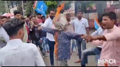 बैतूल नगर: ABVP के कार्यकर्ताओं पर लगे कथित दुराचार के आरोप को लेकर JH कॉलेज के सामने NSUI कार्यकर्ताओं ने किया पुतला दहन