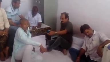 पीपलदा: इटावा की ए श्रेणी कृषि उपज मंडी परिसर से निजी कॉलोनी का पानी निकालने का व्यापारियों ने किया विरोध, मंडी को किया बंद