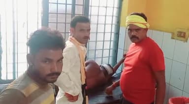 मऊरानीपुर: साजेरा सड़क किनारे घायल अवस्था में पड़ा मिला बाइक सवार,पुलिस ने दी परिजनों को जानकारी,घायल को किया रिफर।