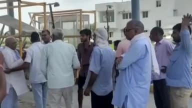 नीमराना: काठुवास टोल प्लाजा पर स्थानीय लोगों से टोल शुल्क लिए जाने पर ग्रामीणों ने किया विरोध प्रदर्शन