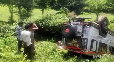 टीकमगढ़: सागर रोड पर जीप पलटने से 13 लोग हुए घायल, एक की हुई मौत