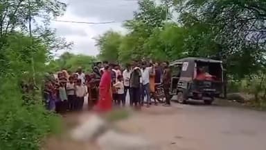 सिमरिया: गायों की मौत से गुस्साए ग्रामीणों ने अमानगंज सिमरिया मुख्य सड़क मार्ग पर किया चक्का जाम  प्रदर्शन जारी