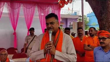 हज़ारीबाग: केसूरा मोड़ से 250 कांवरियों के जत्थे को सदर विधायक ने किया रवाना.