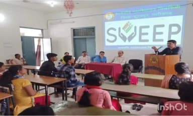 सूरजपुर: शासकीय महाविद्यालय सिलफिली में स्वीप के तहत किया गया मतदाता जागरूकता कार्यक्रम का आयोजन