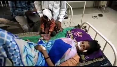 टीकमगढ़: बल्देवगढ़ के पास मोटरसाइकिल अनियंत्रित होने से 3 लोग गंभीर रूप से हुए घायल, ज़िला अस्पताल में उपचार जारी