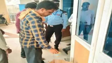 सागर नगर: बुंदेलखंड मेडिकल कॉलेज अस्पताल के अंदर गुटखा पाउच नहीं ले जा सकेंगे। प्रबंधन ने प्रतिबंध लगा दिया है। गेट पर खड़े रहने व