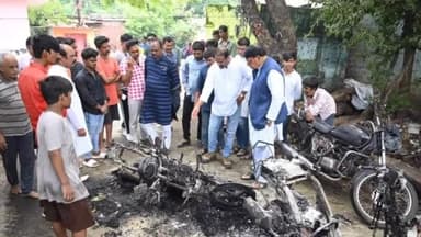 हुज़ूर: बिजासेन नगर में खड़े दोपहिया वाहनों में आग लगने की सूचना मिलने पर घटनास्थल पर पहुंचे कांग्रेस विधायक पीसी शर्मा