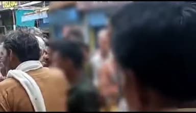 हटा: हटा बस स्टैंड पर लोगों ने चोरी की आशंका पर एक संदिग्ध युवक को पकड़ा, पुलिस के किया हवाले