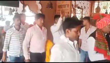 बाबा के दर्शन कर आशीर्वाद लिया।