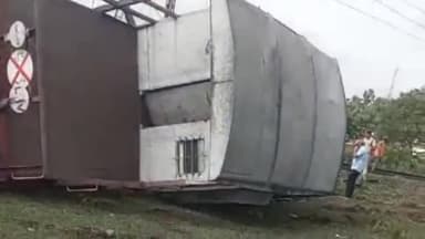 गोटेगांव: जनपद नरसिंहपुर के पास पटरी से उतरी मालगाड़ी की एक बोगी, श्रीधाम रेलवे स्टेशन पर ट्रेनों के इंतजार में बैठे हैं यात्री