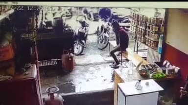 हुज़ूर: टीला जमालपुरा थाना क्षेत्र में एक युवक पर दूसरे युवक ने चाकू से किया हमला, CCTV कैमरे में कैद हुई घटना