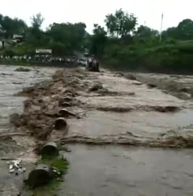 झिरन्या: मारुगढ़ में ट्रैक्टर चालक ने बरती लापरवाही , बाल-बाल बचे 4 लोग