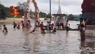 लगातार हो रही बारिश के कारण शिप्रा नदी में आया उफान, रामघाट के मंदिर हुए जलमग्न