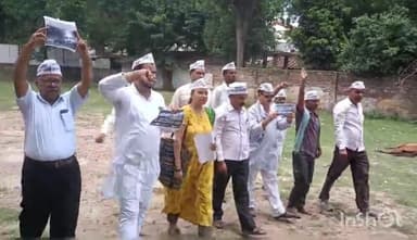 बहराइच: कलेक्ट्रेट स्थित धरनास्थल पर आप के पदाधिकारियों ने किया प्रदर्शन, मणिपुर राज्य सरकार को बर्खास्त किए जाने हेतु की मांग