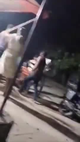 शाहबाद: बेझा चौराहे पर दोस्त के कहने पर एक 112 पीआरबी के सिपाही ने एक युवक को सरेआम जूतों से पीटा, वीडियो सोशल मीडिया पर वायरल