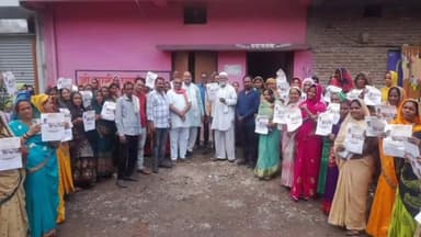 गाडरवारा: इमलिया में जिला कांग्रेस कार्यकारी अध्यक्ष ने ग्रामवासियों को नारी सम्मान योजना की जानकारी देकर फॉर्म किए वितरित