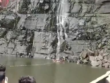 तिलौथू: प्रखंड क्षेत्र की कैमूर पहाड़ी में अवस्थित माँ तुतला भवानी के जल कुंड में नहाने के दौरान एक युवक हुआ लापता