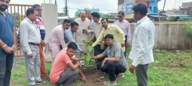 सागर नगर: विधायक प्रदीप लारिया ने मकरोनिया के वार्ड क्रमांक-16 में संत शिरोमणि रविदास महाराज मंदिर में दर्शन कर किया वृक्षारोपण