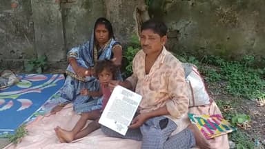 बहराइच: कलेक्ट्रेट स्थित धरना स्थल पर मझाव इलाके की पीड़ित कार्रवाई की मांग को लेकर बैठे धरने पर