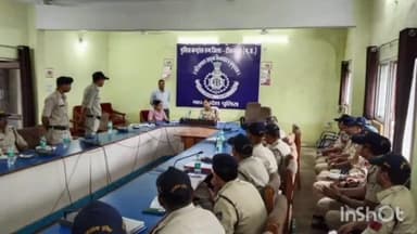 टीकमगढ़: पुलिस कंट्रोल रूम में एसपी ने ली थाना कोर्ट मुंशी एवं न्यायालय कोर्ट मुहर्रिर की मासिक समीक्षा बैठक