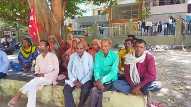 वोटर्स पार्टी कम्युनिस्ट पार्टी ने संयुक्त मांगों को लेकर पहले धरना दिया बाद में जिला अधिकारी को सौंपा ज्ञापन