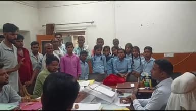 नैनवां: हीरापुर राजकीय विद्यालय के क्षतिग्रस्त भवन के निर्माण व व्यवस्थाओं की मांग हेतु ग्रामीणों ने नैनवा एसडीएम को दिया ज्ञापन