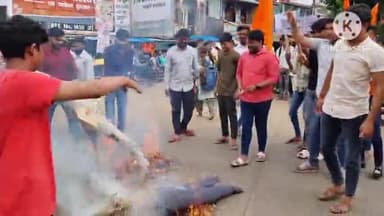 आगर: राजस्थान में महिलाओं पर हो रहे अत्याचार के आरोप लगाते हुए ABVP ने छावनी नाके पर NSUI व राजस्थान के CM का किया पुतला दहन